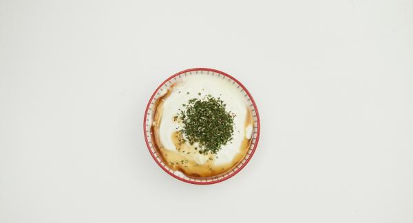 Versare la marmellata all’interno di una Bacinella Combi e lasciarla raffreddare. Tagliare finemente le foglie di rosmarino e unirle allo yogurt e allo sciroppo d’acero rimasto. Frantumare i biscotti con  l’aiuto di Tritamix. Disporre la marmellata su un piatto e su di essa le pesche tagliate a tondi. Servire le pesche con lo yogurt al rosmarino ricoperto di biscotti sbriciolati.