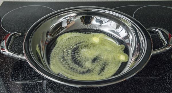 Mettere una noce di burro nella Padella Arcobaleno e scaldare a calore massimo. Appena il burro inizia a schiumare, distribuirlo uniformemente roteando Arcobaleno e adagiarvi i burger
di patate.
