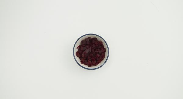 Tagliare a dadini la barbabietola e mescolarla con la farina, l’uovo, il burro, la birra e lasciar riposare per ca. 30 minuti.