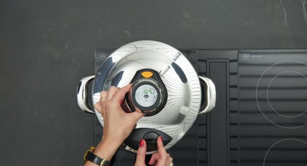 Chiudere l'unità con Secuquick. Inserire su Audiotherm un tempo di cottura di 3 minuti, applicarlo su Visiotherm e ruotarlo finchè compare il simbolo "soft". Chiudere l'unità con Secuquick. Inserire su Audiotherm un tempo di cottura di 3 minuti, applicarlo su Visiotherm e ruotarlo finchè compare il simbolo "soft".