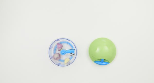 Per il dressing, pelare lo scalogno e l’aglio e tagliarli a dadini con Tritamix. Spremere i lime ed emulsionare il sugo con senape, olio di oliva, zucchero, scalogni e aglio. Aggiustare di sale e pepe Per il dressing, pelare lo scalogno e l’aglio e tagliarli a dadini con Tritamix. Spremere i lime ed emulsionare il sugo con senape, olio di oliva, zucchero, scalogni e aglio. Aggiustare di sale e pepe