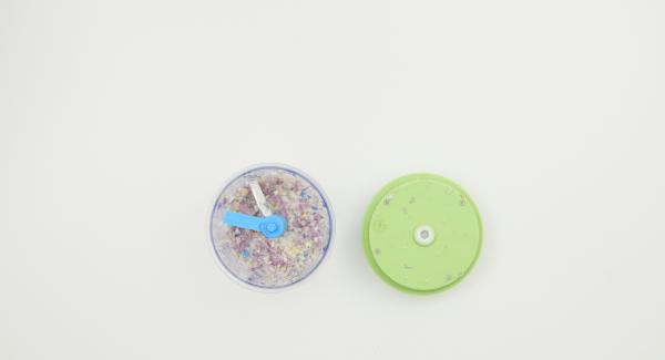 Per il dressing, pelare lo scalogno e l’aglio e tagliarli a dadini con Tritamix. Spremere i lime ed emulsionare il sugo con senape, olio di oliva, zucchero, scalogni e aglio. Aggiustare di sale e pepe Per il dressing, pelare lo scalogno e l’aglio e tagliarli a dadini con Tritamix. Spremere i lime ed emulsionare il sugo con senape, olio di oliva, zucchero, scalogni e aglio. Aggiustare di sale e pepe