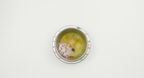 Per il dressing, pelare lo scalogno e l’aglio e tagliarli a dadini con Tritamix. Spremere i lime ed emulsionare il sugo con senape, olio di oliva, zucchero, scalogni e aglio. Aggiustare di sale e pepe Per il dressing, pelare lo scalogno e l’aglio e tagliarli a dadini con Tritamix. Spremere i lime ed emulsionare il sugo con senape, olio di oliva, zucchero, scalogni e aglio. Aggiustare di sale e pepe