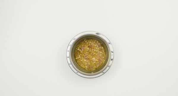 Per il dressing, pelare lo scalogno e l’aglio e tagliarli a dadini con Tritamix. Spremere i lime ed emulsionare il sugo con senape, olio di oliva, zucchero, scalogni e aglio. Aggiustare di sale e pepe Per il dressing, pelare lo scalogno e l’aglio e tagliarli a dadini con Tritamix. Spremere i lime ed emulsionare il sugo con senape, olio di oliva, zucchero, scalogni e aglio. Aggiustare di sale e pepe