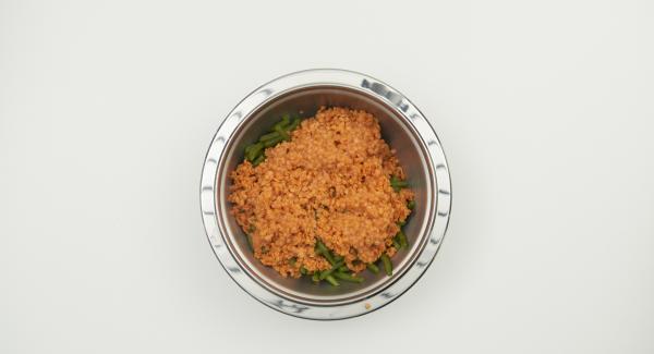 Mescolare i fagiolini con le lenticchie e il dressing e far riposare per
30 minuti circa. Mescolare i fagiolini con le lenticchie e il dressing e far riposare per
30 minuti circa.