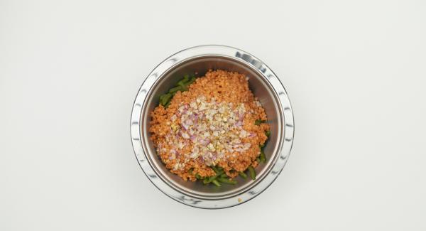 Mescolare i fagiolini con le lenticchie e il dressing e far riposare per
30 minuti circa. Mescolare i fagiolini con le lenticchie e il dressing e far riposare per
30 minuti circa.