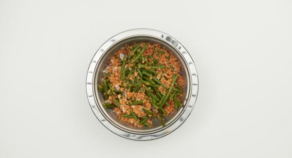 Mescolare i fagiolini con le lenticchie e il dressing e far riposare per
30 minuti circa. Mescolare i fagiolini con le lenticchie e il dressing e far riposare per
30 minuti circa.