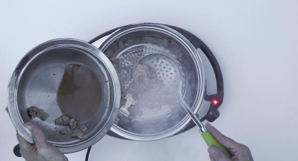 Impostare Navigenio sul livello 6, accendere Audiotherm, applicarlo su Visiotherm e ruotarlo fino a visualizzare il simbolo “carne”. Al suono di Audiotherm, abbassare Navigenio sul livello 2, aggiungere la carne ben asciutta e rosolare.