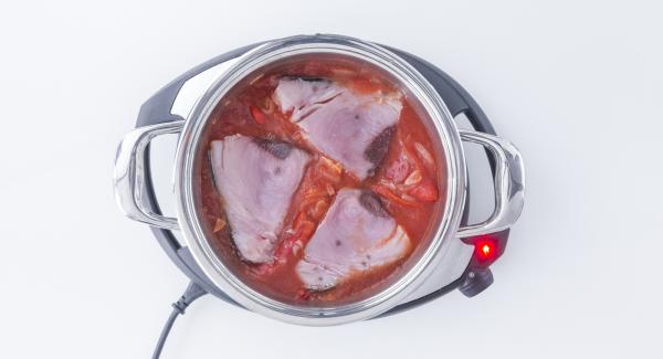 Trascorso il tempo di cottura, togliere EasyQuick, mescolare, unire il pesce e coprire nuovamente. Trascorso il tempo di cottura, togliere EasyQuick, mescolare, unire il pesce e coprire nuovamente.