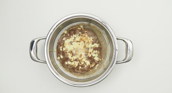 Cuocere quindi con Navigenio capovolto sull’Unità, regolato a livello II, impostando su Audiotherm un tempo di cottura di ca. 5 minuti.
Servire il polpettone guarnito con il chutney.