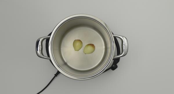 Pulire e tagliare a dadini gli odori. Lavare la cipolla e asciugarla tamponandola. Tagliarla a metà senza pelarla, inserire le mezze cipolle nell’unità di cottura con il lato tagliato rivolto verso il basso. Coprire con il coperchio e posizionare l’unità di cottura su Navigenio.