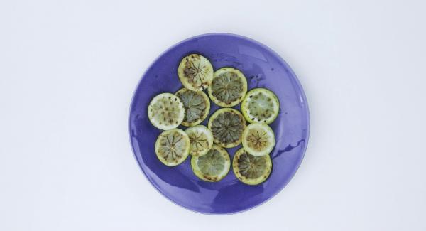 Togliere il coperchio, estrarre i limoni e immergerli nell’acqua in cui è stato precedentemente sciolto lo zucchero. Mettere la limonata in frigorifero per almeno una notte se si vuole consumare fredda. Togliere il coperchio, estrarre i limoni e immergerli nell’acqua in cui è stato precedentemente sciolto lo zucchero. Mettere la limonata in frigorifero per almeno una notte se si vuole consumare fredda.