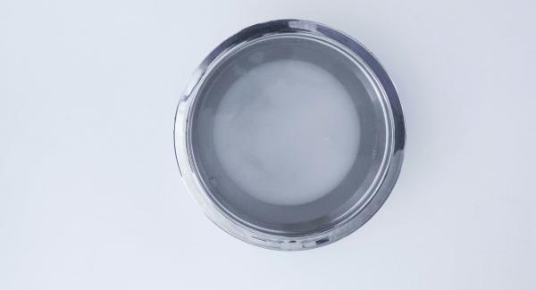 Togliere il coperchio, estrarre i limoni e immergerli nell’acqua in cui è stato precedentemente sciolto lo zucchero. Mettere la limonata in frigorifero per almeno una notte se si vuole consumare fredda. Togliere il coperchio, estrarre i limoni e immergerli nell’acqua in cui è stato precedentemente sciolto lo zucchero. Mettere la limonata in frigorifero per almeno una notte se si vuole consumare fredda.