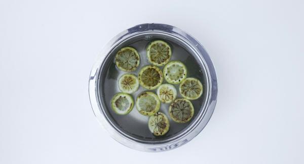 Togliere il coperchio, estrarre i limoni e immergerli nell’acqua in cui è stato precedentemente sciolto lo zucchero. Mettere la limonata in frigorifero per almeno una notte se si vuole consumare fredda. Togliere il coperchio, estrarre i limoni e immergerli nell’acqua in cui è stato precedentemente sciolto lo zucchero. Mettere la limonata in frigorifero per almeno una notte se si vuole consumare fredda.