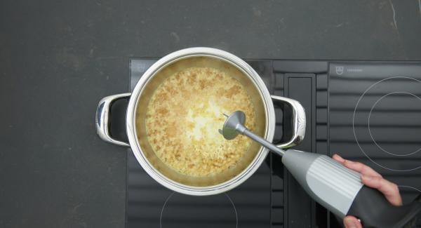 Ridurre la salsa in crema e insaporire con sale e pepe.