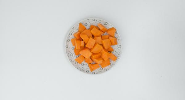 Sbucciare la zucca, svuotarla e tagliarla in pezzi grandi. Sbucciare la zucca, svuotarla e tagliarla in pezzi grandi.