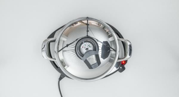 Usando il coperchio 24 cm, ritagliare un disco di carta da forno. Con l’ausilio di Audiotherm, scaldare l’Unità di cottura 24 cm 3,5 l su Navigenio a livello 6, fino alla finestra “carne”. Usando il coperchio 24 cm, ritagliare un disco di carta da forno. Con l’ausilio di Audiotherm, scaldare l’Unità di cottura 24 cm 3,5 l su Navigenio a livello 6, fino alla finestra “carne”.