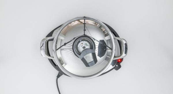 Inserire il disco di carta da forno nell’Unità di cottura, distribuirvi sopra la zucca a pezzi e collocare l’Unità di cottura nel suo coperchio capovolto. Inserire il disco di carta da forno nell’Unità di cottura, distribuirvi sopra la zucca a pezzi e collocare l’Unità di cottura nel suo coperchio capovolto.