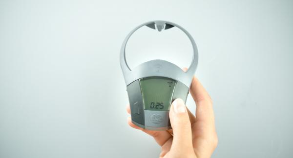 Coprire l’Unità con Navigenio capovolto e cuocere la zucca a livello I per 25 minuti, secondo il tipo di zucca e le dimensioni dei pezzi. Coprire l’Unità con Navigenio capovolto e cuocere la zucca a livello I per 25 minuti, secondo il tipo di zucca e le dimensioni dei pezzi.