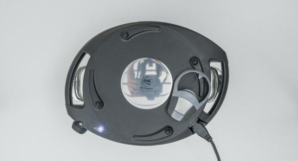 Coprire l’Unità con Navigenio capovolto e cuocere la zucca a livello I per 25 minuti, secondo il tipo di zucca e le dimensioni dei pezzi. Coprire l’Unità con Navigenio capovolto e cuocere la zucca a livello I per 25 minuti, secondo il tipo di zucca e le dimensioni dei pezzi.