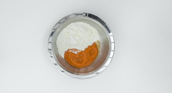 Aggiungere un cucchiaino e mezzo di sale alla purea di zucca e impastare con la farina fino a ottenere una pasta liscia e malleabile. Aggiungere un cucchiaino e mezzo di sale alla purea di zucca e impastare con la farina fino a ottenere una pasta liscia e malleabile.