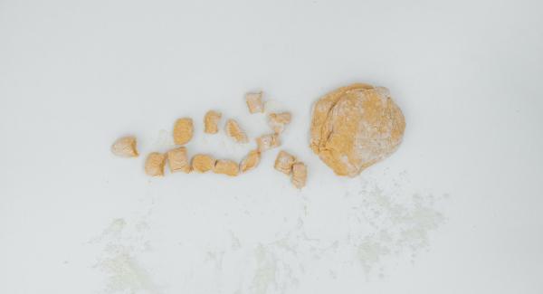 Sulla spianatoia infarinata, dividere la pasta in rotolini, tagliarli a pezzetti e passarli su una forchetta per dargli la tipica forma degli gnocchi. Sulla spianatoia infarinata, dividere la pasta in rotolini, tagliarli a pezzetti e passarli su una forchetta per dargli la tipica forma degli gnocchi.