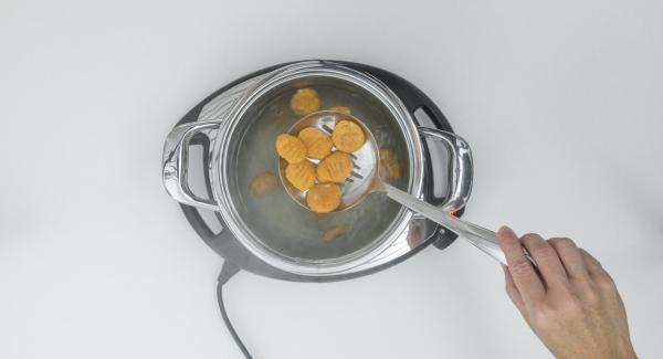 Aggiungere le erbe aromatiche secche al sugo alla bolognese, condirlo con le spezie e l’olio EVO e servirlo insieme con gli gnocchi e il Parmigiano. Aggiungere le erbe aromatiche secche al sugo alla bolognese, condirlo con le spezie e l’olio EVO e servirlo insieme con gli gnocchi e il Parmigiano.