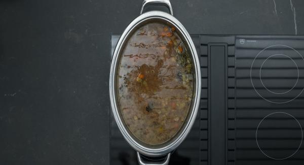 Sbucciare la papaya, tagliarla a metà, rimuovere il nocciolo aiutandosi
con un cucchiaio e tagliare la polpa a dadini. Togliere il cosciotto di
agnello e farlo riposare avvolto in un foglio di alluminio. Passare a un
colino il fondo di cottura e la verdura e cuocere a fuoco vivo per qualche minuto. Sbucciare la papaya, tagliarla a metà, rimuovere il nocciolo aiutandosi
con un cucchiaio e tagliare la polpa a dadini. Togliere il cosciotto di
agnello e farlo riposare avvolto in un foglio di alluminio. Passare a un
colino il fondo di cottura e la verdura e cuocere a fuoco vivo per qualche minuto.