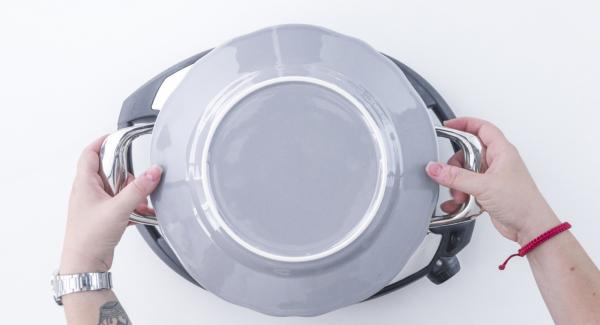 Girare la torta con l'aiuto di un piatto ed è pronta! Girare la torta con l'aiuto di un piatto ed è pronta!