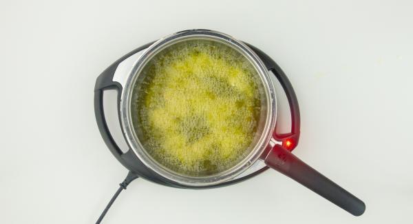 Al suono di Audiotherm, abbassare Navigenio a livello 4, togliere il coperchio, aggiungere metà del pesce e coprire di nuovo.