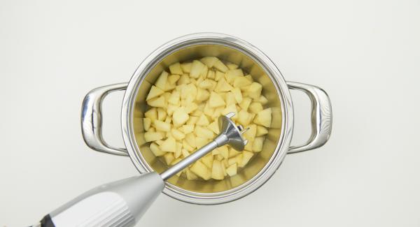 Al termine, frullare grossolanamente le mele con un frullatore a immersione e aggiungere a piacere mandorle, cannella o zucchero.