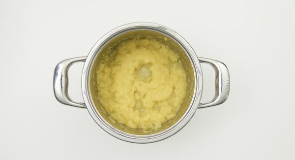 Al termine, frullare grossolanamente le mele con un frullatore a immersione e aggiungere a piacere mandorle, cannella o zucchero.