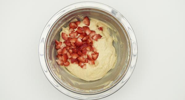 Unire la farina e il lievito e successivamente aggiungere anche il latte. Infine unire le fragole al composto.
