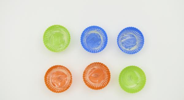Imburrare degli stampini in silicone (ca. 50 ml), distribuire l'impasto e mettere gli stampini nella Softiera.
