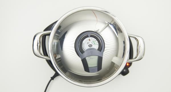 Al suono di Audiotherm, posizionare la Softiera con gli stampini all'interno della pentola, coprire con il coperchio e abbassare Navigenio a livello 2. Cuocere per circa 15 minuti.