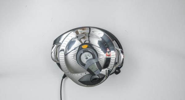 Aggiungere le carote e il brodo vegetale e mescolare bene. Chiudere l’Unità di cottura con Secuquick. Impostare Navigenio su “A”. Posizionare Audiotherm sulla finestra "soft" dopo aver impostato il programma "P" per la cottura. Aggiungere le carote e il brodo vegetale e mescolare bene. Chiudere l’Unità di cottura con Secuquick. Impostare Navigenio su “A”. Posizionare Audiotherm sulla finestra "soft" dopo aver impostato il programma "P" per la cottura.