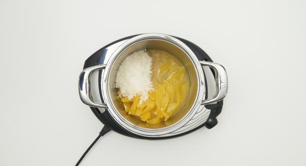 All‘interno della Pentola, mescolare la frutta con lo zucchero gelificante e il succo di limone. Incidere il baccello di vaniglia nel senso della lunghezza e aggiungerlo insieme al liquore e le spezie.