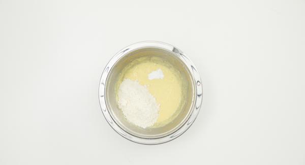 Mescolare il burro e lo zucchero con un frullino elettrico fino ad ottenere un composto morbido e spumoso. Aggiungere le uova e continuare a mescolare, poi aggiungere la farina e il lievito. Infine, aggiungere al composto anche la miscela con i datteri.