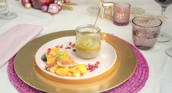 Servire il budino caldo nei vasetti e accompagnarlo con la salsa al caramello.