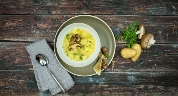 Zuppa di patate alle erbe aromatiche con funghi grigliati