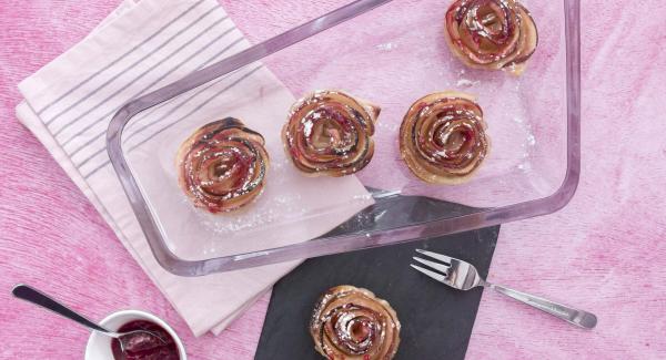 Rose di pasta sfoglia alla mela