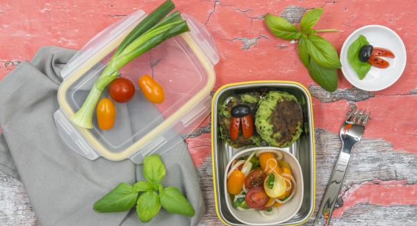 Burger di patate con insalata di pomodorini