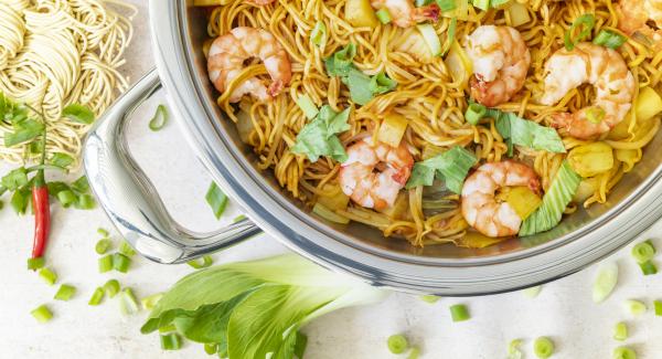 Spaghetti con gamberetti e cavolo cinese