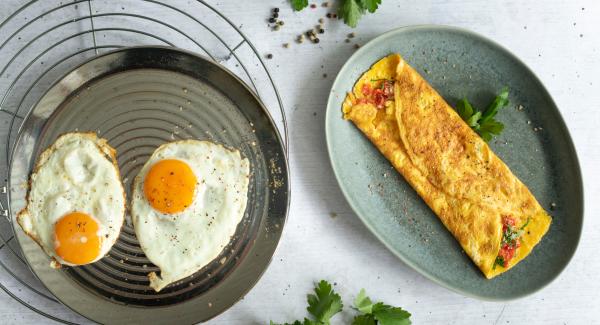 Omelette ripiena e uova al tegamino