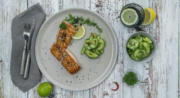 Filetto di salmone con insalata di cetrioli e peperoncino