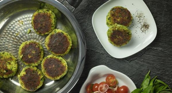 Hamburger di patate con insalata di pomodori