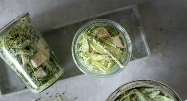 Insalata di asparagi con pollo nel bicchiere