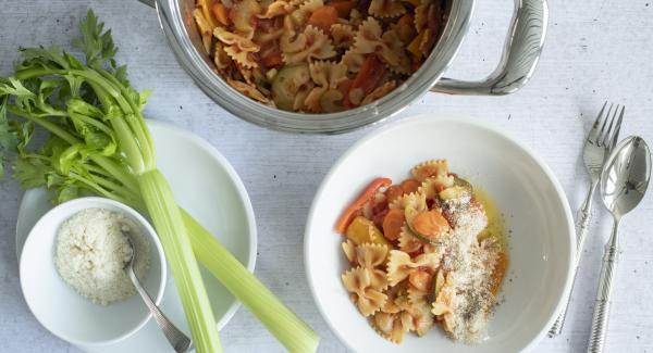 Farfalle con salsa di pomodoro colorata