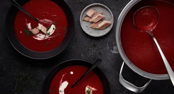 Zuppa di barbabietole con mele