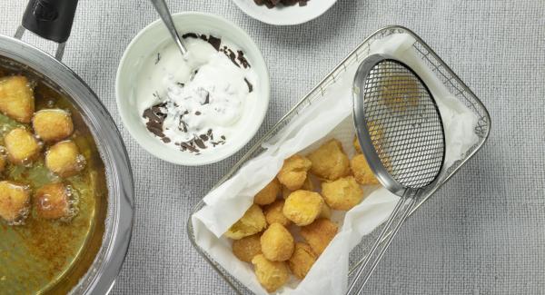 Frutta impanata con salsa alla stracciatella